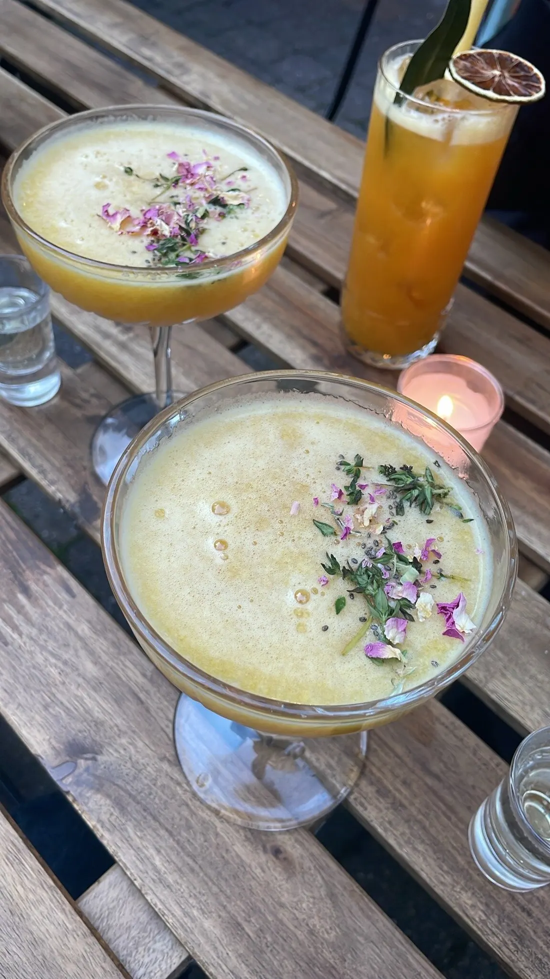 Cocktails signature garnis de pétales de rose et de thym frais