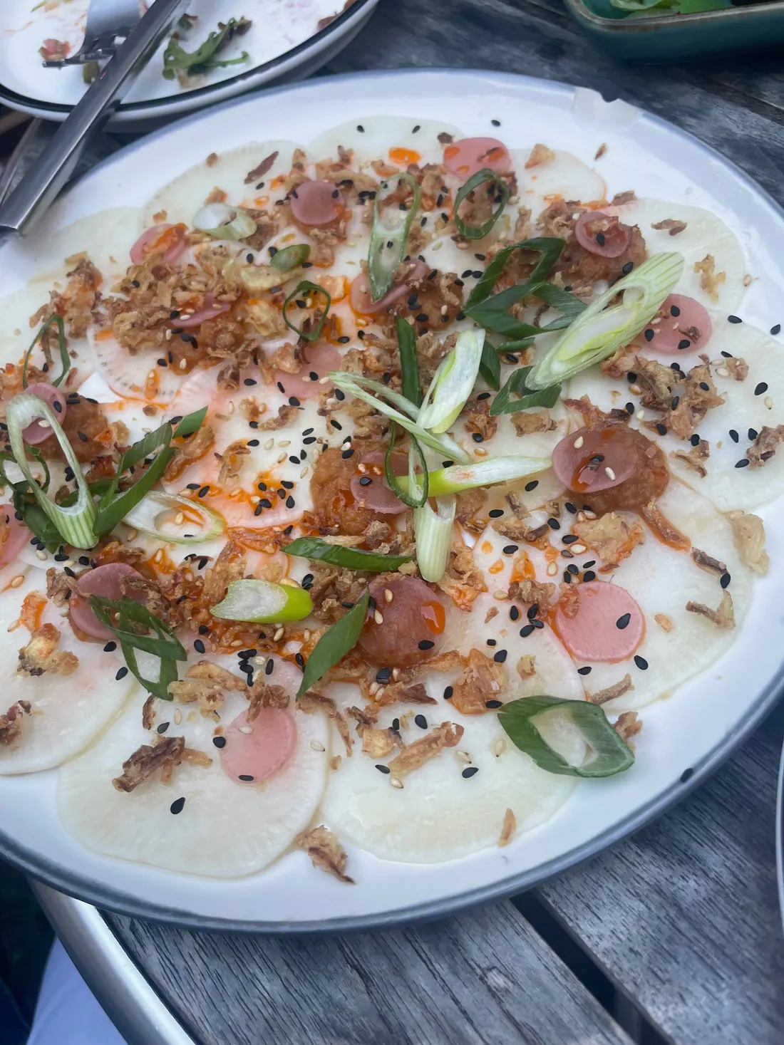 Assiette du midi de saison, dressée avec des légumes du marché